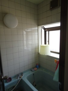 施工前の寒い浴室