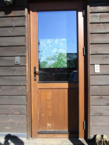 木製サッシの玄関ドア