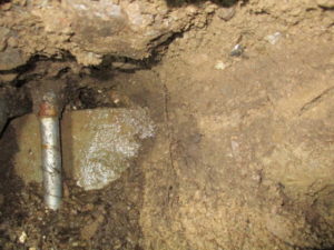 基礎コンクリートに通した給水管からの漏水
